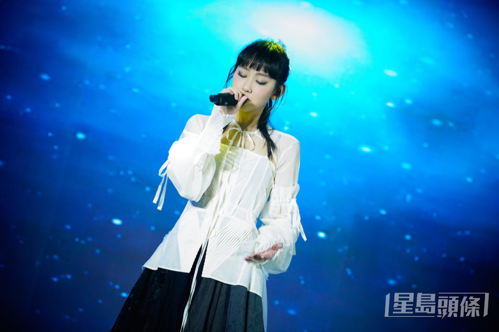炎明熹前日在广州出席商演，在活动上演唱《蜚蜚》、《最牵挂的》等歌曲。