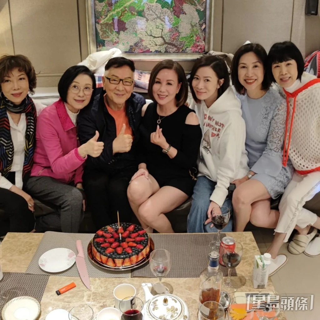 佘詩曼（右三）都有幫媽咪招呼一班前輩。