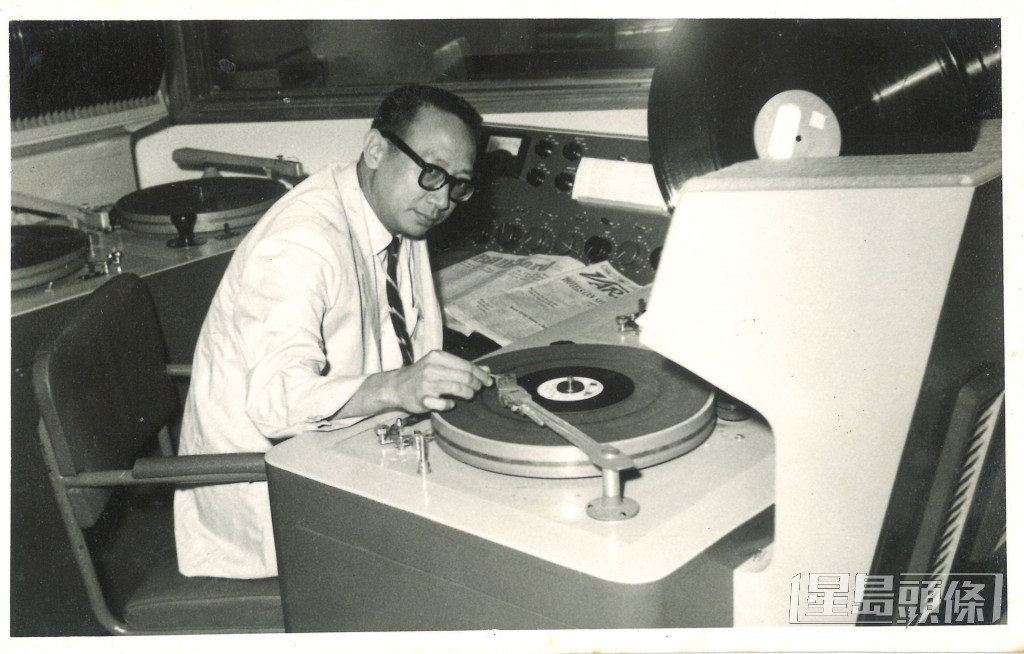 Uncle Ray第一份工作是加入丽的呼声出任撰稿员，此照片摄于丽的呼声录音室。 