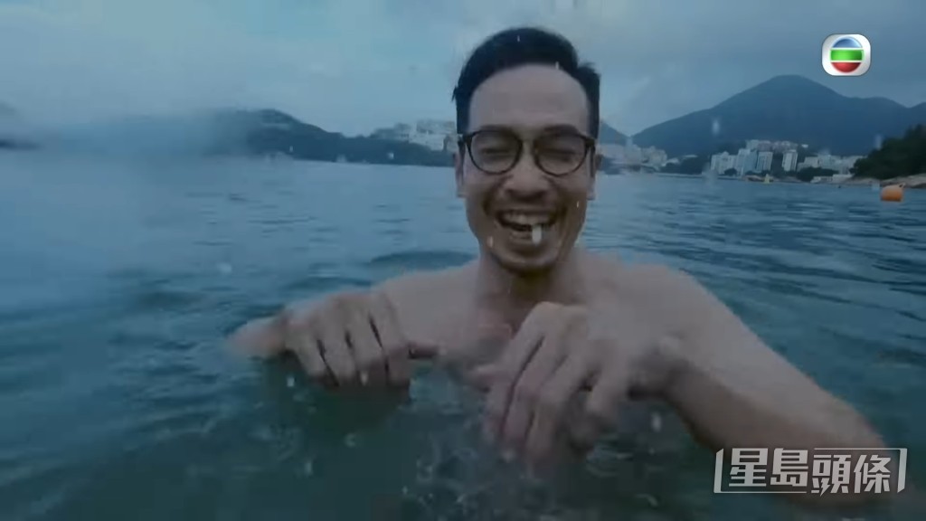 陳豪玩潑水。