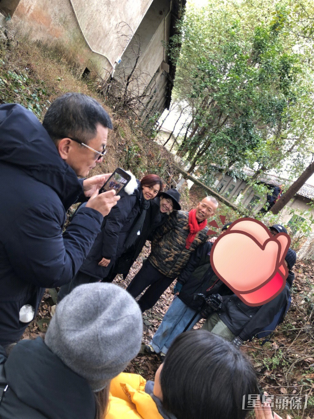 王家衛郊遊期間拿出手機為藝術家蔡國強影相,不少網民都好奇王家衛手機內的相片。