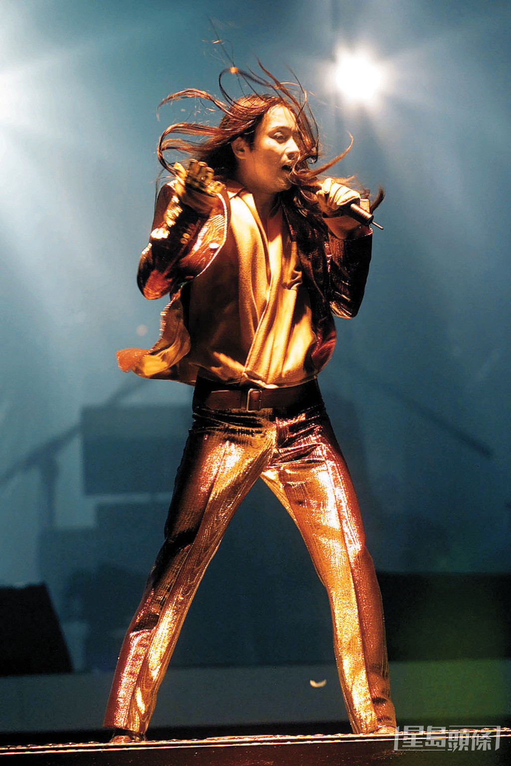 2000年张国荣开演唱会，穿上多套大胆前卫舞衣上台，却被不少人批评，令他打击甚大。