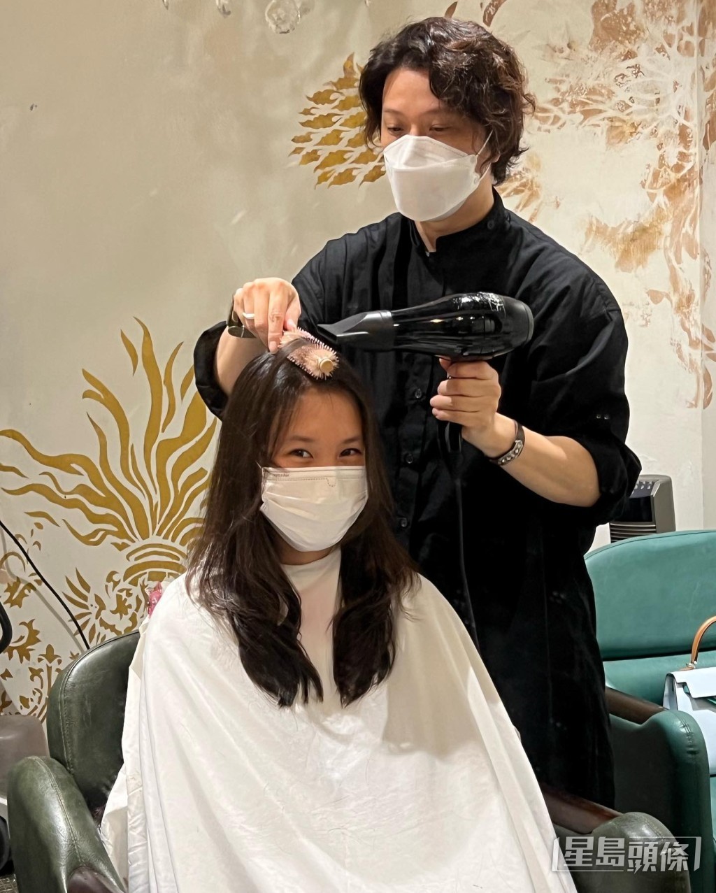 林天若剪髮,剪去三分一頭髮。