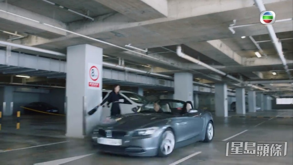 又不滿林夏薇再為前度打贏官司,一怒之下在停車場試圖以車高速駛向林夏薇。