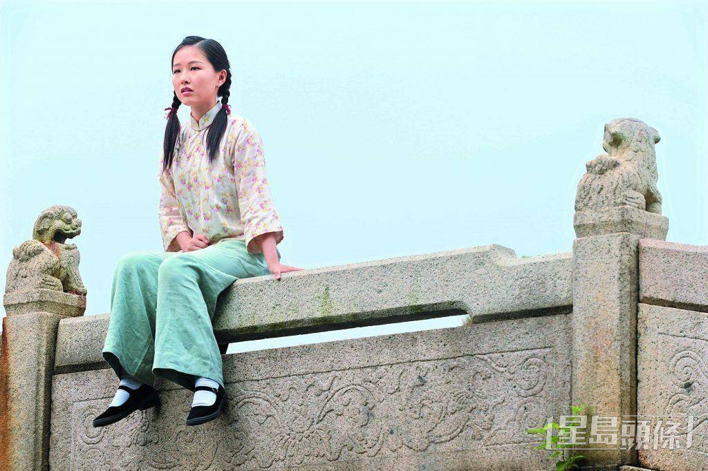 今年已經36歲的樂瞳，早年在TVB同樣經常飾演學生妹，例如在《點解阿Sir係阿Sir》飾演學生妹「中女」、《法證先鋒3》的天眼少女等等，因為擁有一副超級童顏，而且身材嬌小，令網民對她印象深刻，雖然近年已經離巢TVB，但早前在ViuTV劇集中同樣以學生服打扮示人，毫無違和感。