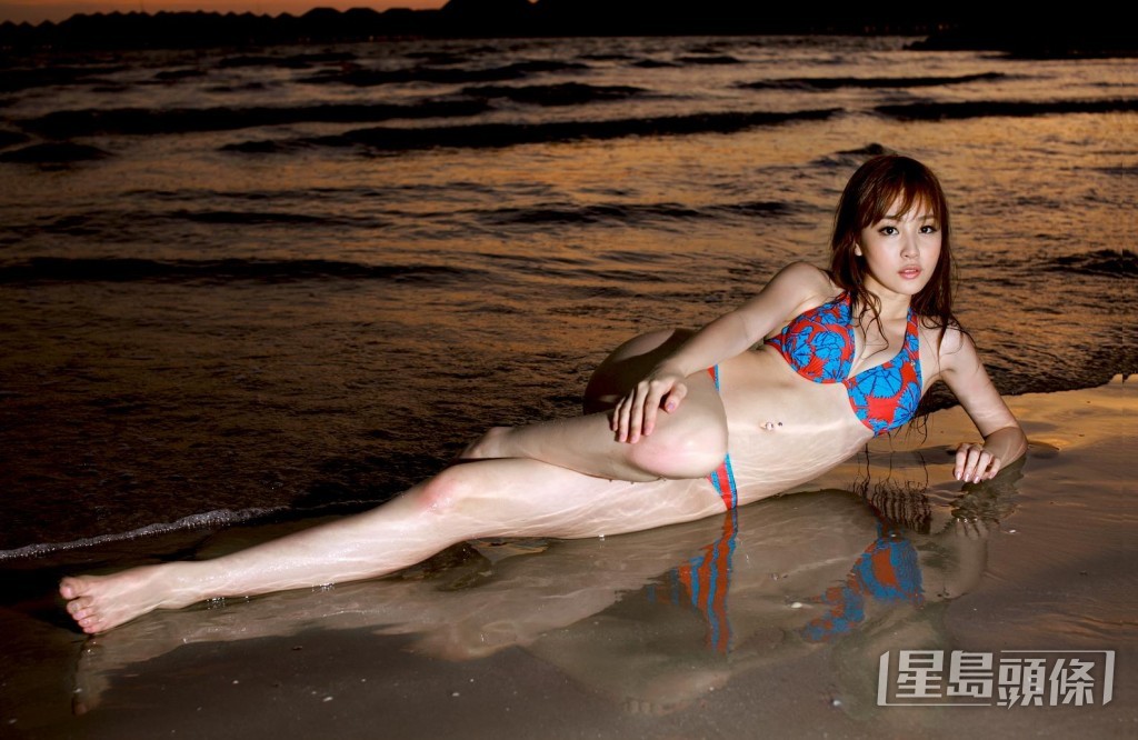 李藴2011、2012年都有推出過水着寫真集。