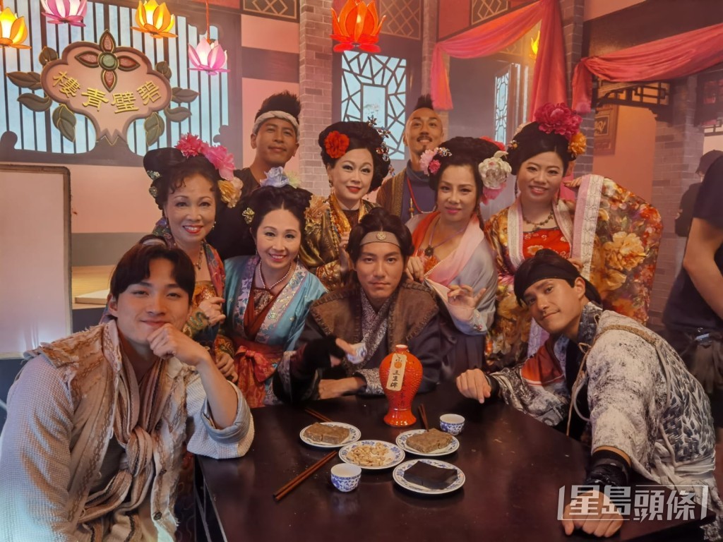 大家喺碧璧青樓留倩影。