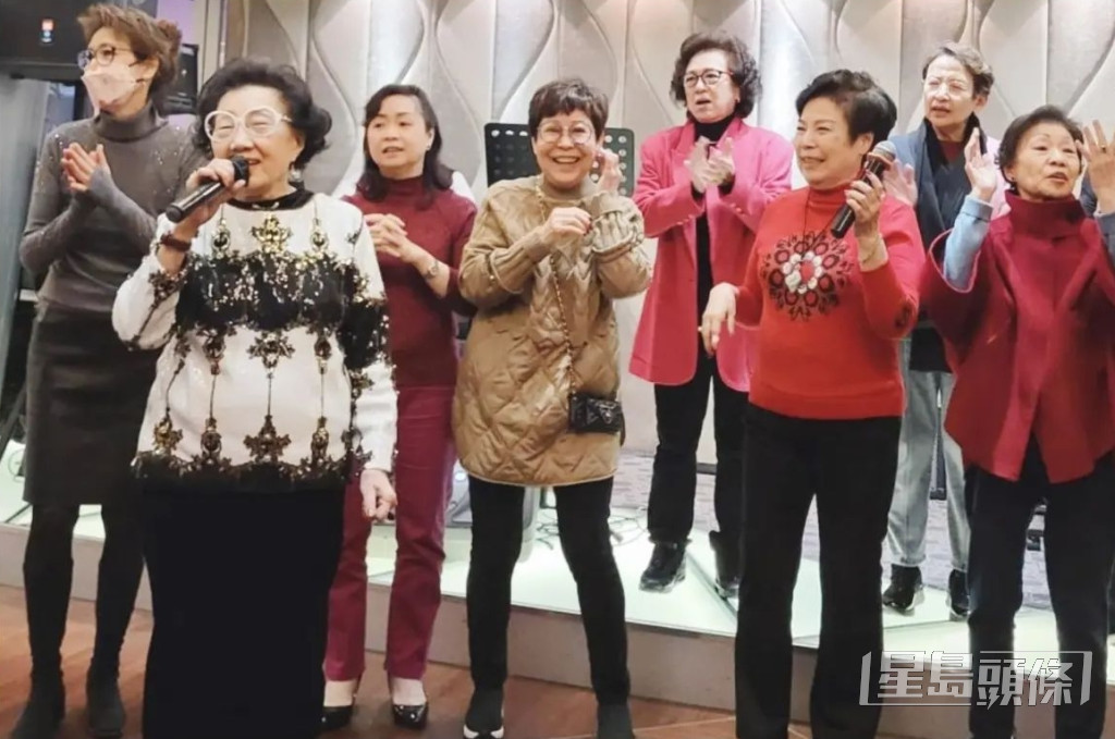 日前，馮素波公開「女團始祖」合照，並自嘲相中7名60年代夜總會頭牌歌手加埋都600歲。