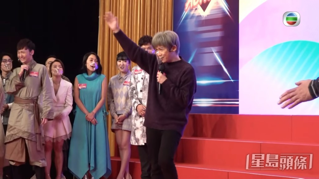 鄧智堅2021年在記者會宣傳《開心大綜藝》扮姜濤,結果引起姜糖狂插。