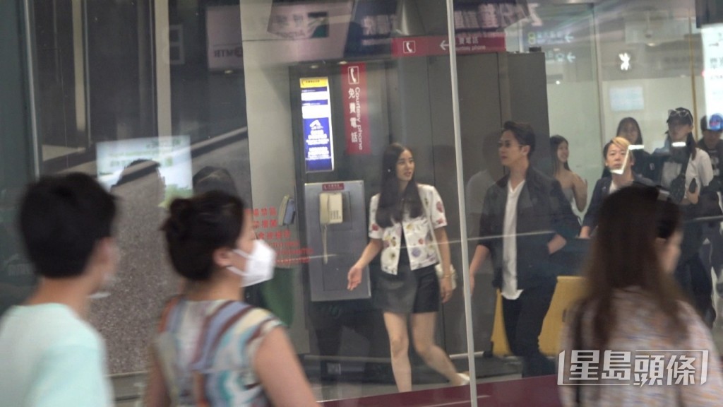 山下智久(图右黑衫)和新木优子(图中白衫)今日抵港。