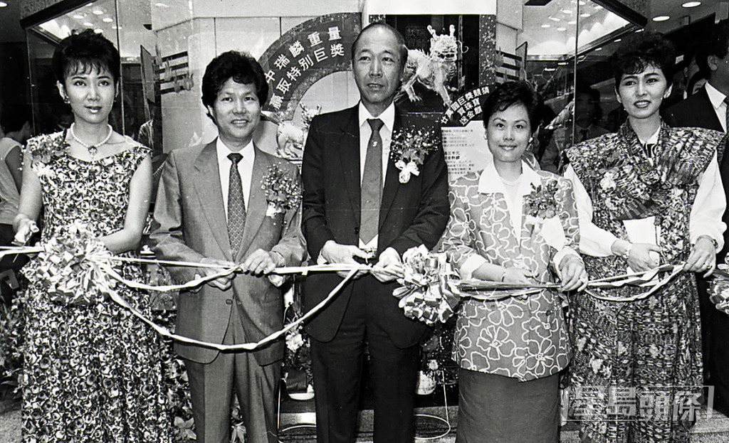 張瑪莉（右一）與1973年港姐冠軍孫泳恩（左一）在80年代曾一同為珠寶店剪綵。