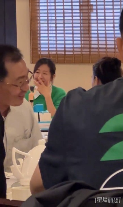 今日(3日)41歲牛一的唐詩詠獲贈「Q版泳裝猛男蛋糕」,睇到她開心大笑。