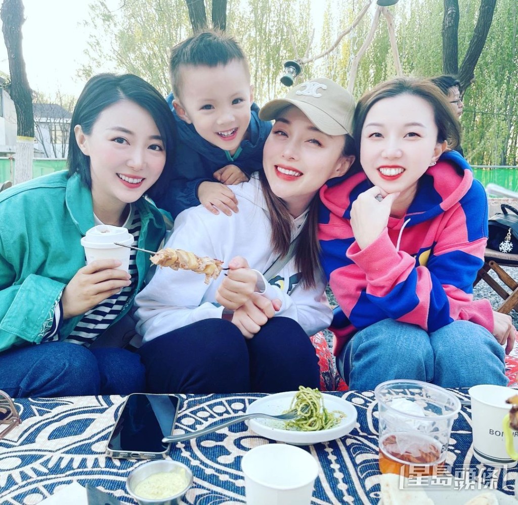 與同住北京的好友、前華姐朱璇見面。