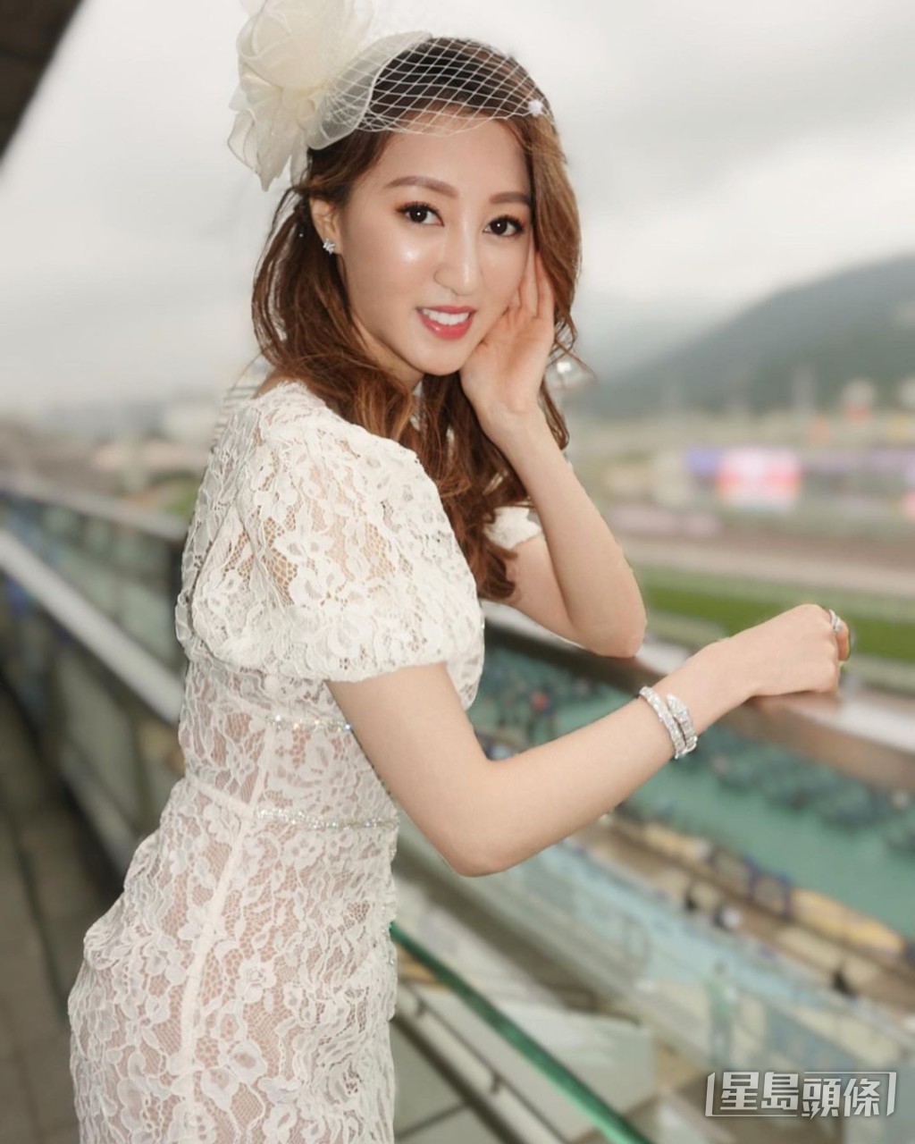 何艷娟不時入馬場,早前現身莎莎婦女銀袋日。