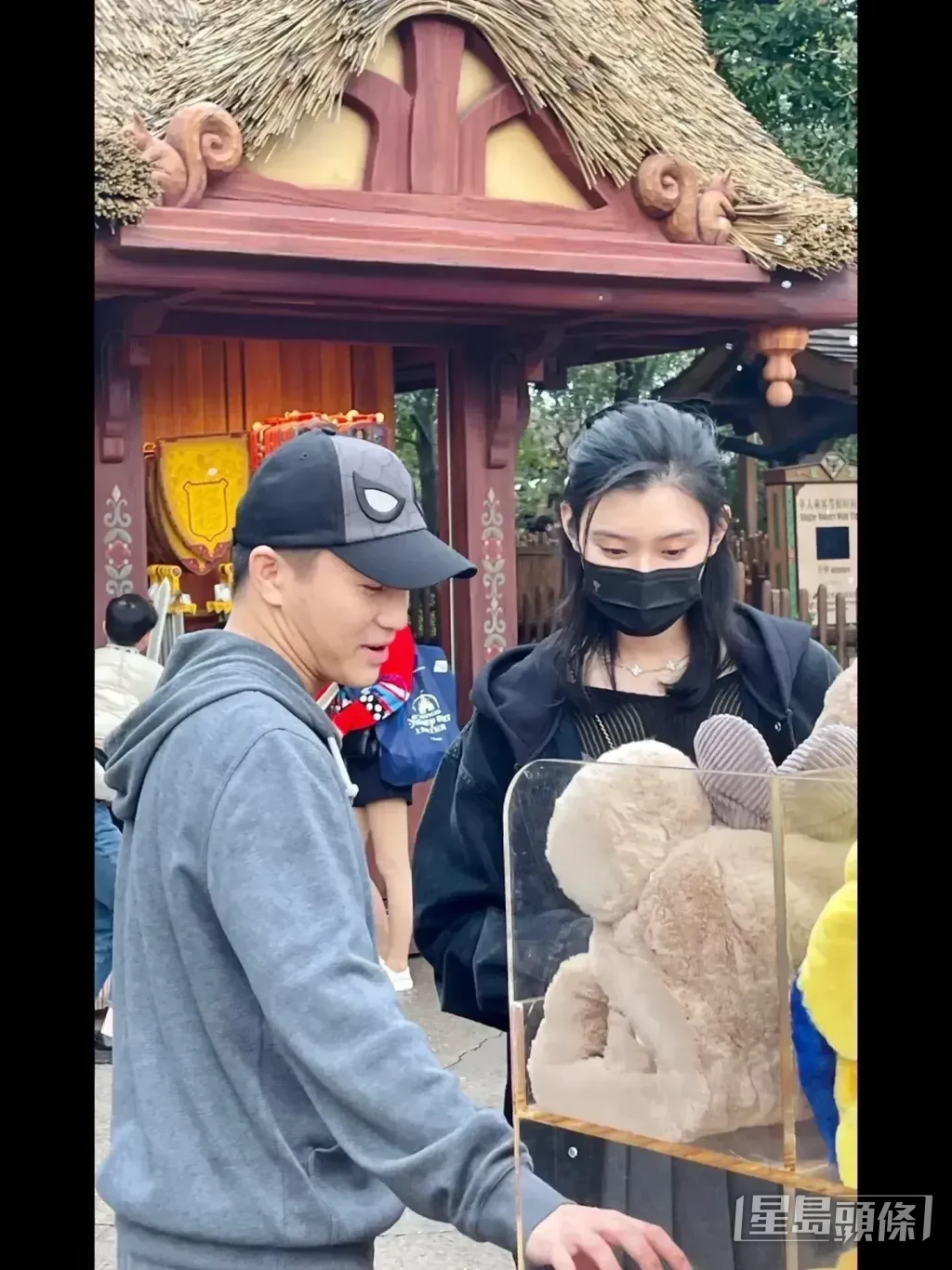 何猷君被拍到與老婆奚夢瑤一家四口與胞妹超欣同遊上海迪士尼樂園。