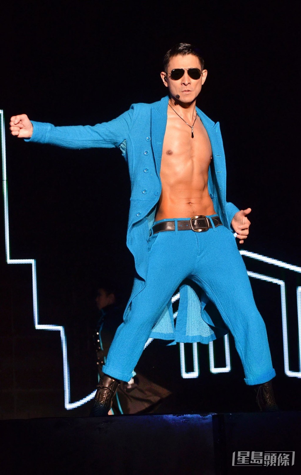 刘德华2010年于红馆䦒骚晒肌。