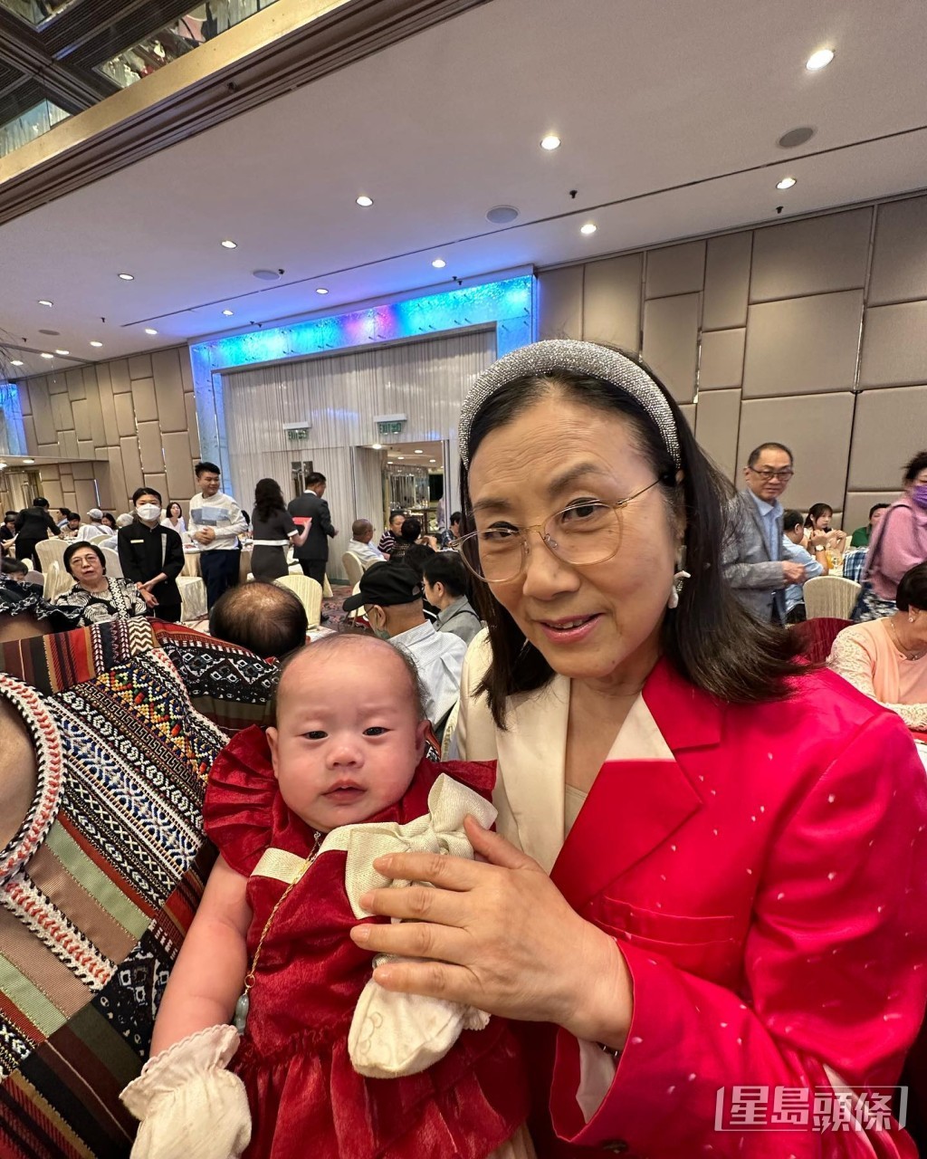 汪明荃揽住小朋友一脸慈爱。