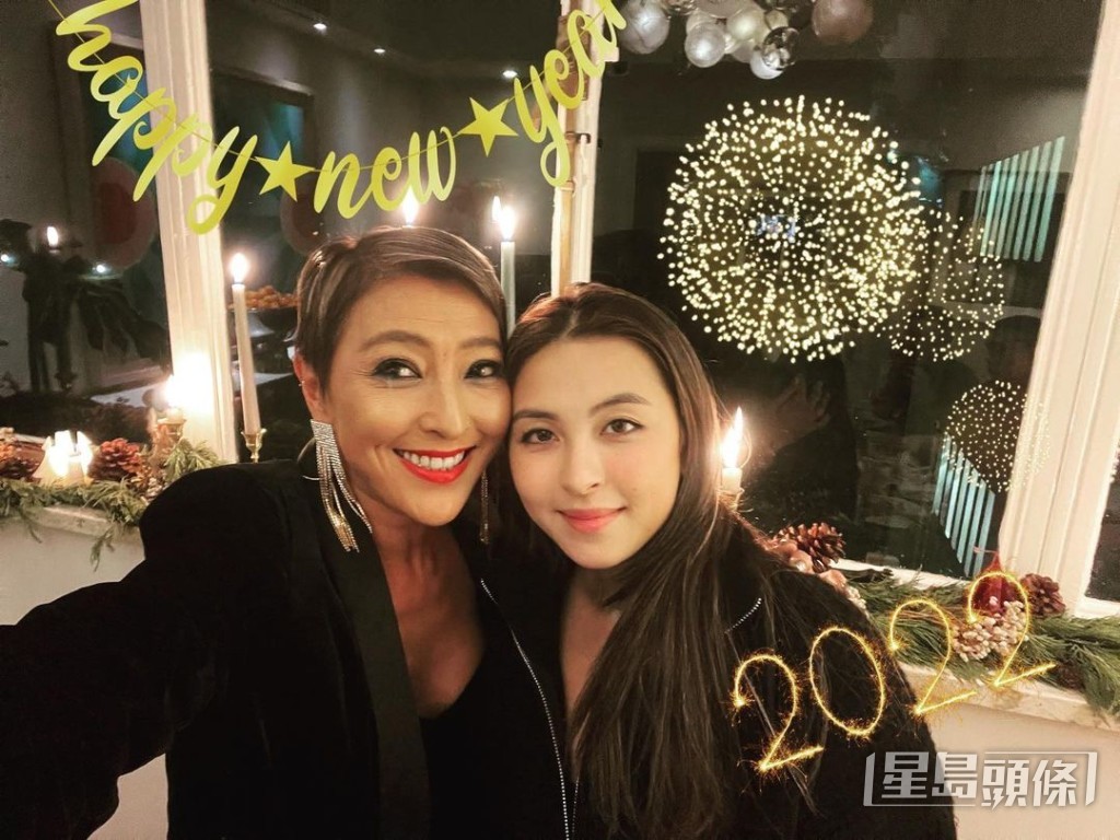 上山诗钠个女入咗行。