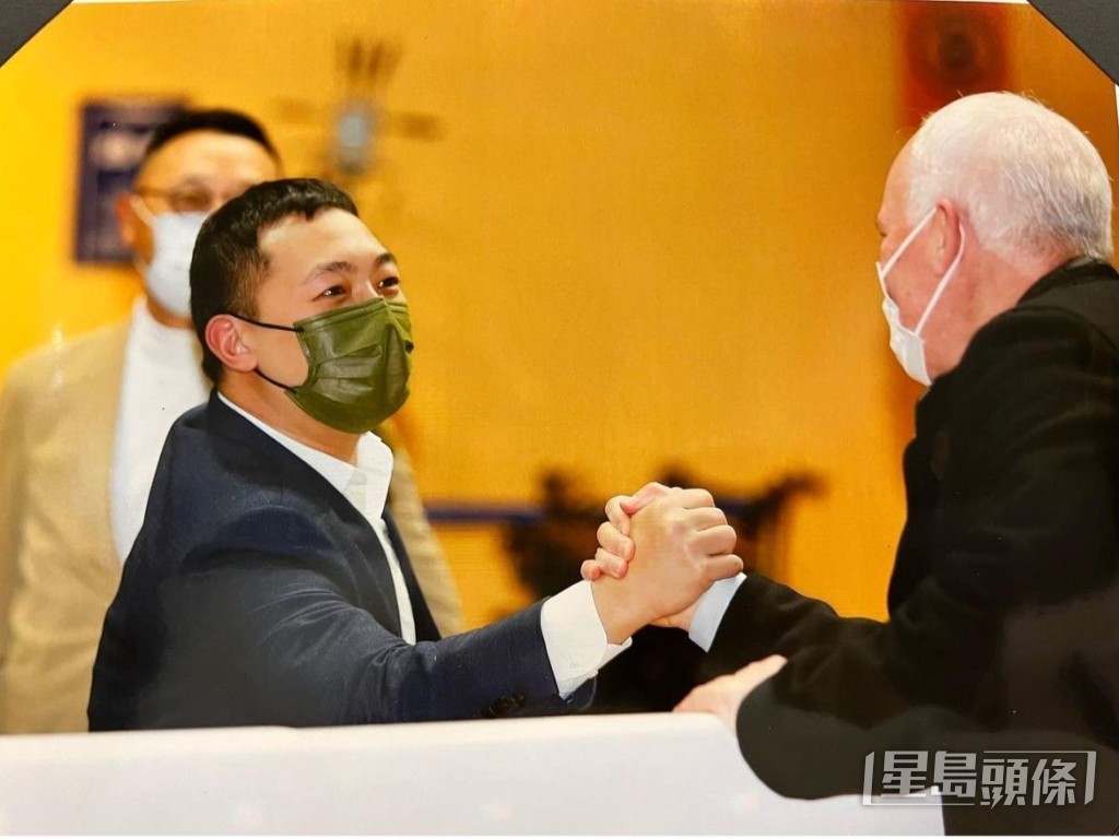 據悉，張珮汶老公何駿杰從事珠寶行業。