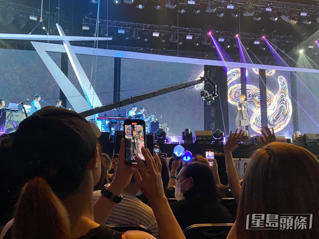 睇姜仔唱歌的确好难忍住唔拍低佢。