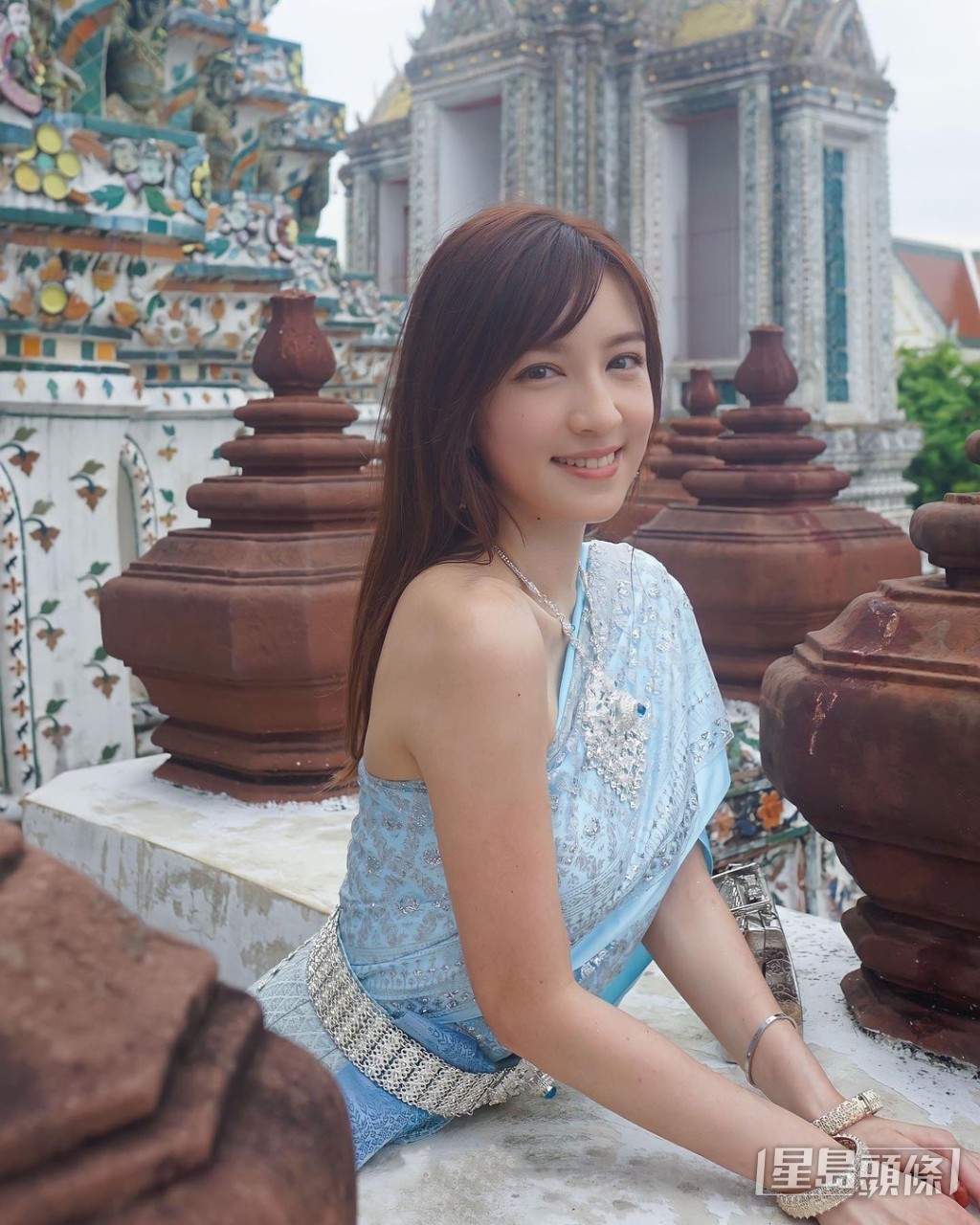 之前轉戰泰國,穿上泰服拍照。