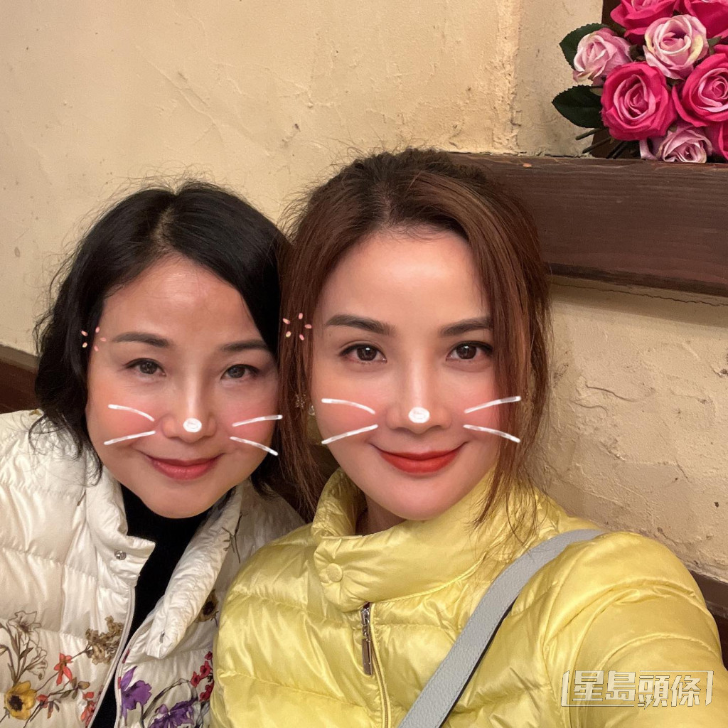 蔡卓妍與媽咪（左）經常被指似姊妹。