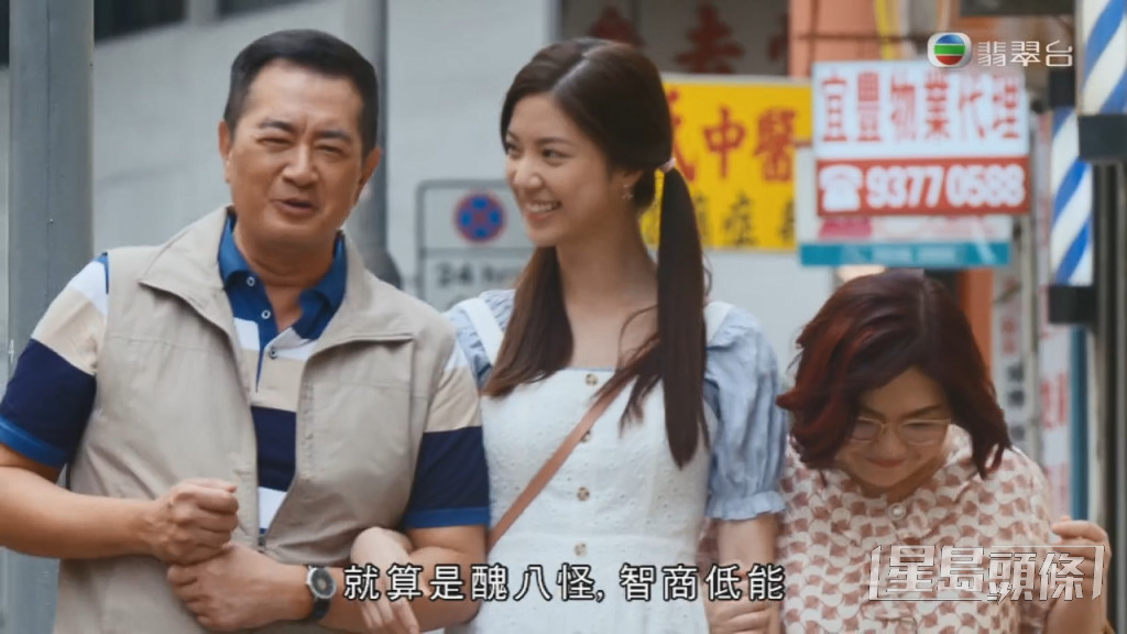 鄧梓峰近日於TVB台慶劇《美麗戰場》中飾演陳曉華父親、麥玲玲丈夫。