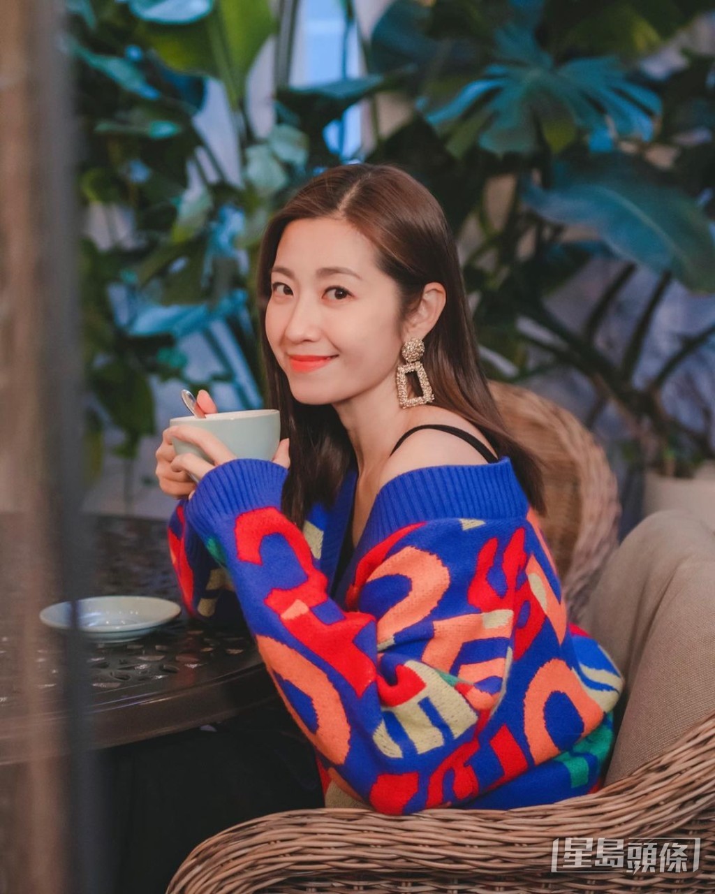 现年41岁的陈自瑶散发着浓烈女性荷尔蒙，成为TVB最索的40路人妻！