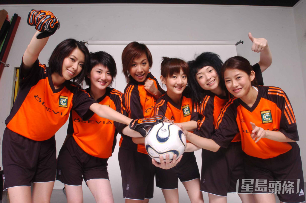 鍾煌曾與（左起） 陳逸璇、裕美、鄧穎芝、戴夢夢、車車組「女子足球名星隊」。