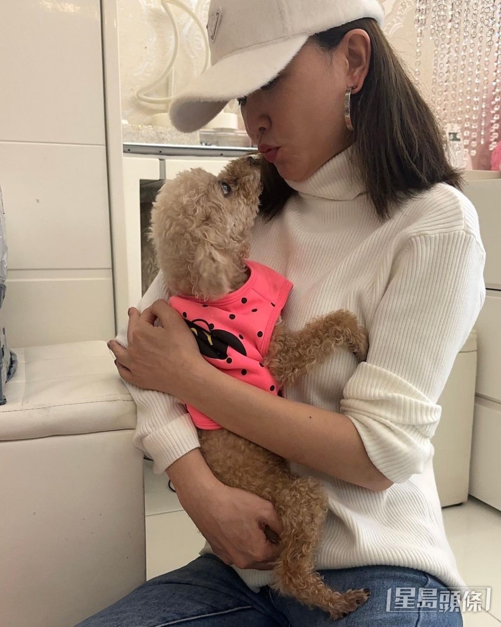张文慈宣布“回归”返港探亲，爱犬个样几开心。