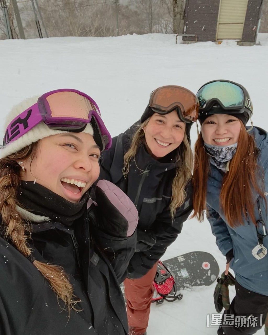 王曼喜（左）与Elaine（中）、友人在当地滑雪。