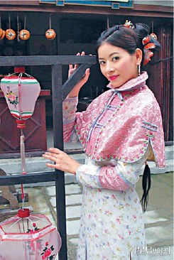 陳霽平留學美加，亦是香港中文大學傳理系碩士，近年她主要接司儀工作，亦曾做作家，是一名才女。