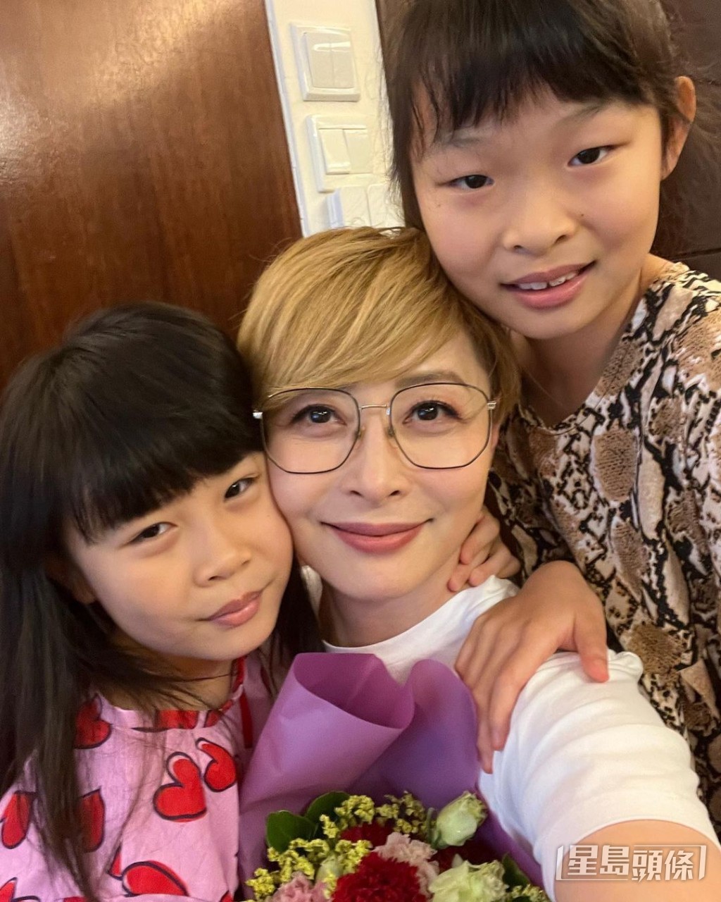 湯盈盈母親節收花，並晒出與兩女的合照。