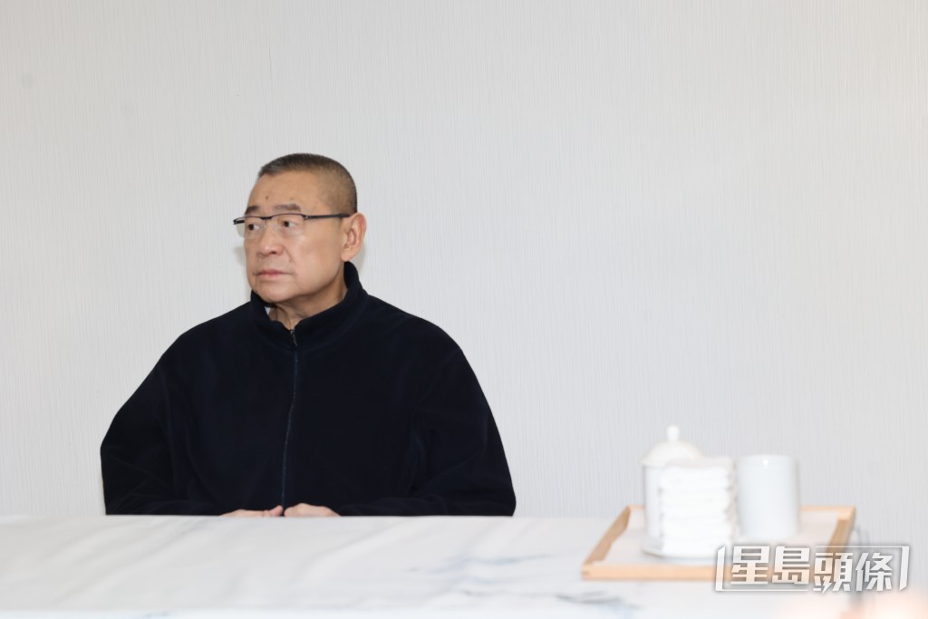 問呂麗君在大劉心中是怎樣的人,他說:「我真是不方便評論佢,講七七四十九日都講不完,要紮營大家喺度講。陳小姐有沒有不開心及嬲?她點值得,她知咩事,皇室堡件事她都在香港,隔幾日就去日本,仲叫埋我去,但我多嘢做好攰,想屋企瞓多幾日覺沒去。」