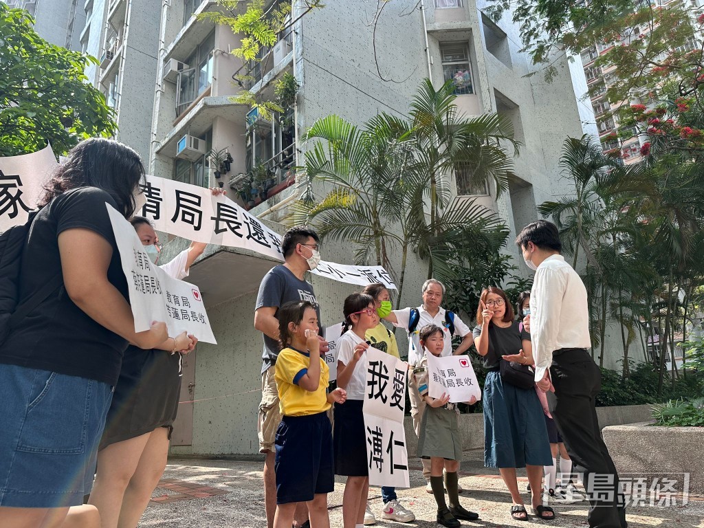 獻主會溥仁小學校友及家長向蔡若蓮請願，惟當局最後只派代表接信。盧嘉潁攝