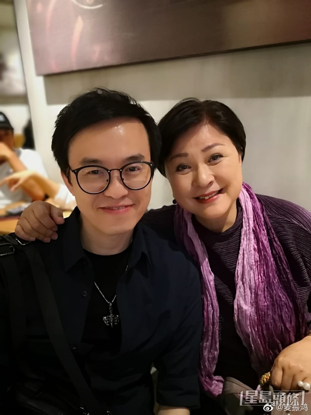 黃淑儀（右）被顧媚指介紹契仔麥振鴻（左）給煇哥。