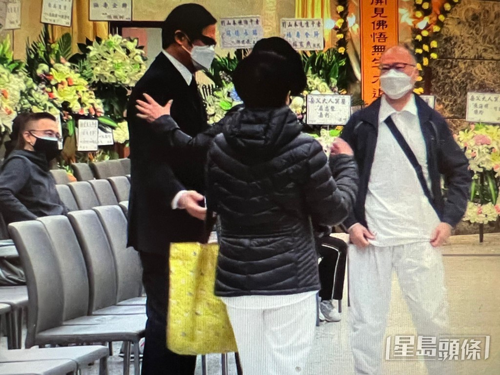劉雅麗對被指拒去醫院見本叔最後一面,亦沒有現身領遺體、捧遺照、連跟靈車都不肯。她不願回應,只強調:「疫情下華仔係有借錢幫媽咪,但講明賣樓後要還。」
