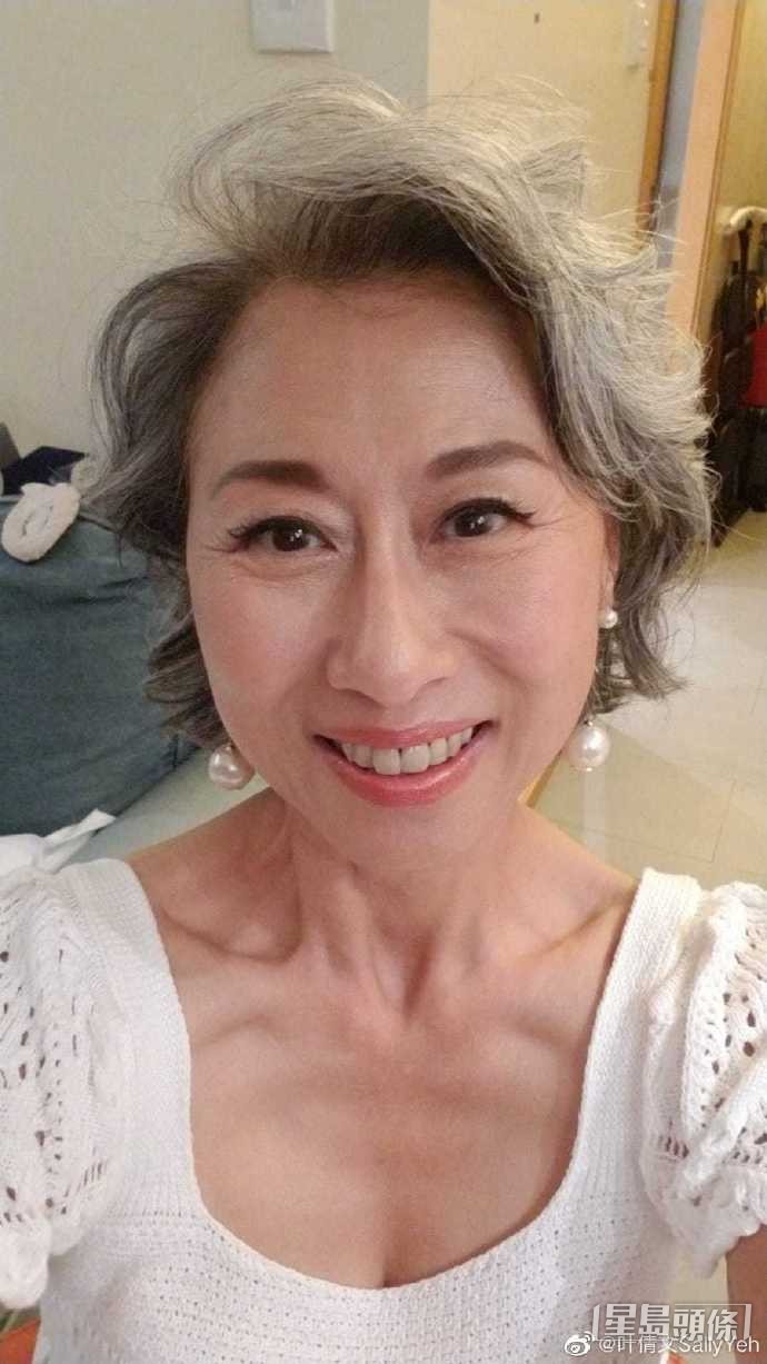 叶倩文近年多以白发示人。