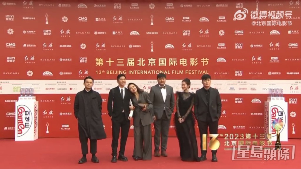 卓韻芝（左三）偕同行的游學修（左二）紅地氈，其間更滿面笑容挨落對方膊頭。