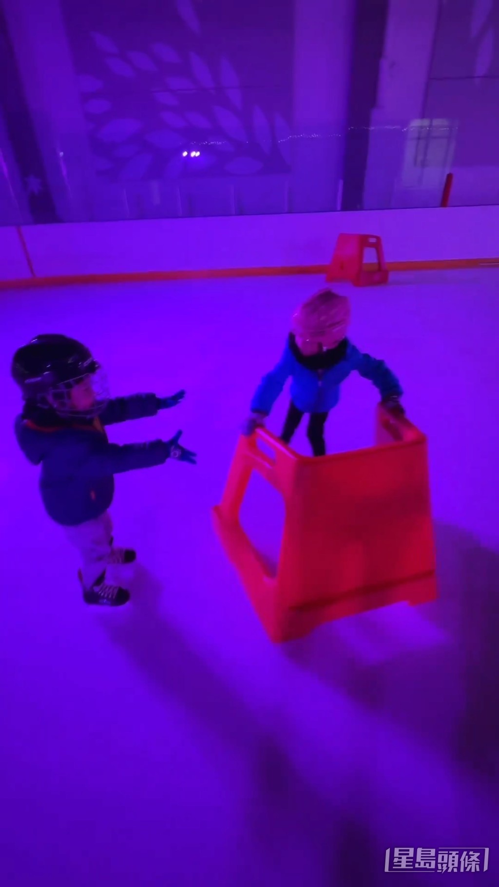 見細佬步履不穩，更立即去拿扶手給對方。