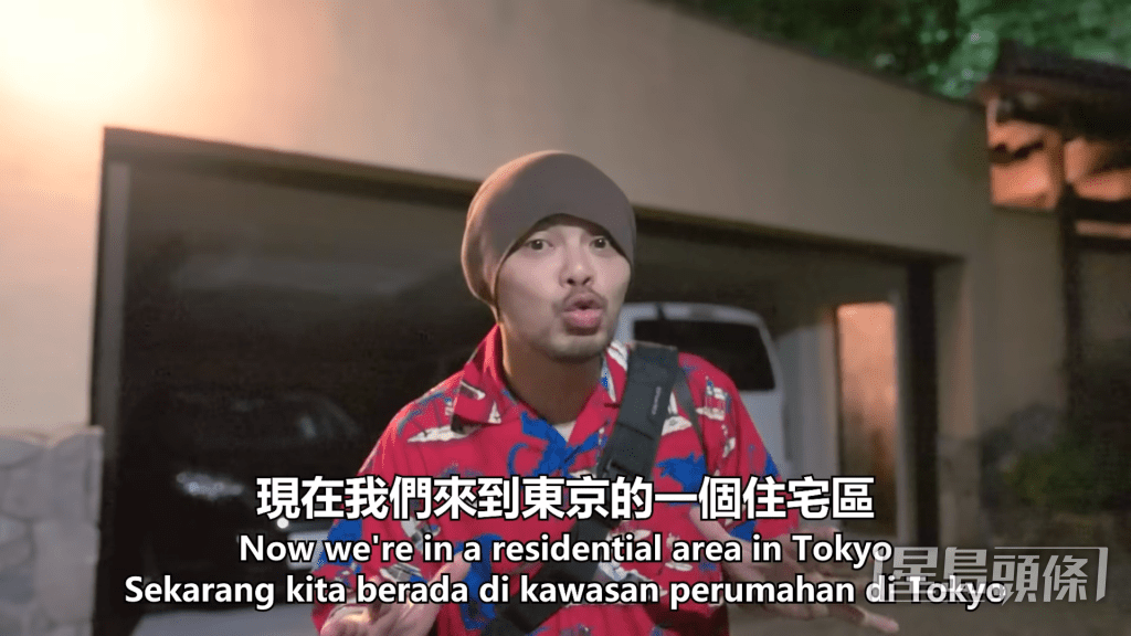 鏡頭一轉，黃明志走入住宅區。