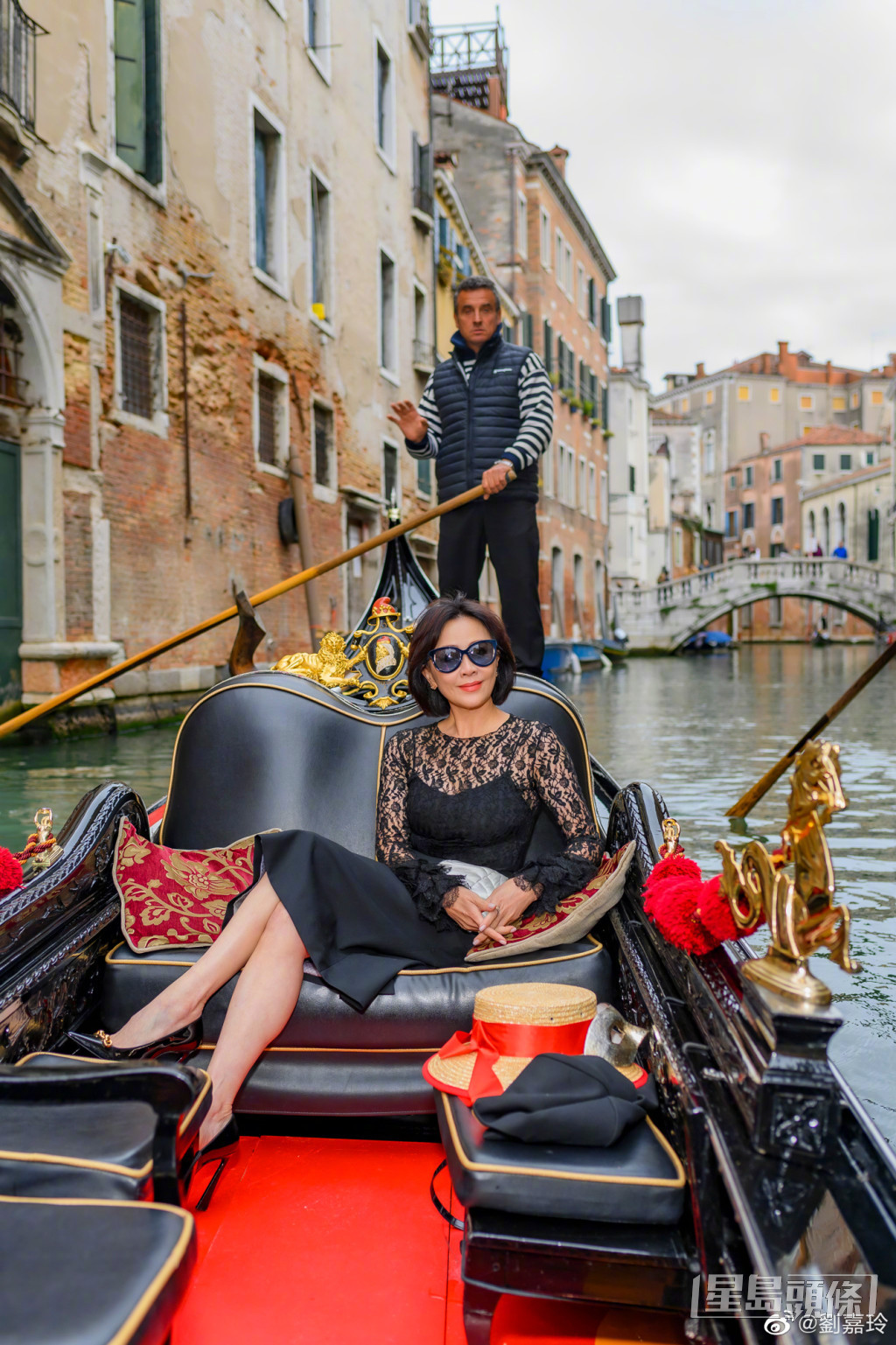 到访威尼斯的刘嘉玲还去坐贡多拉（Gondola）。