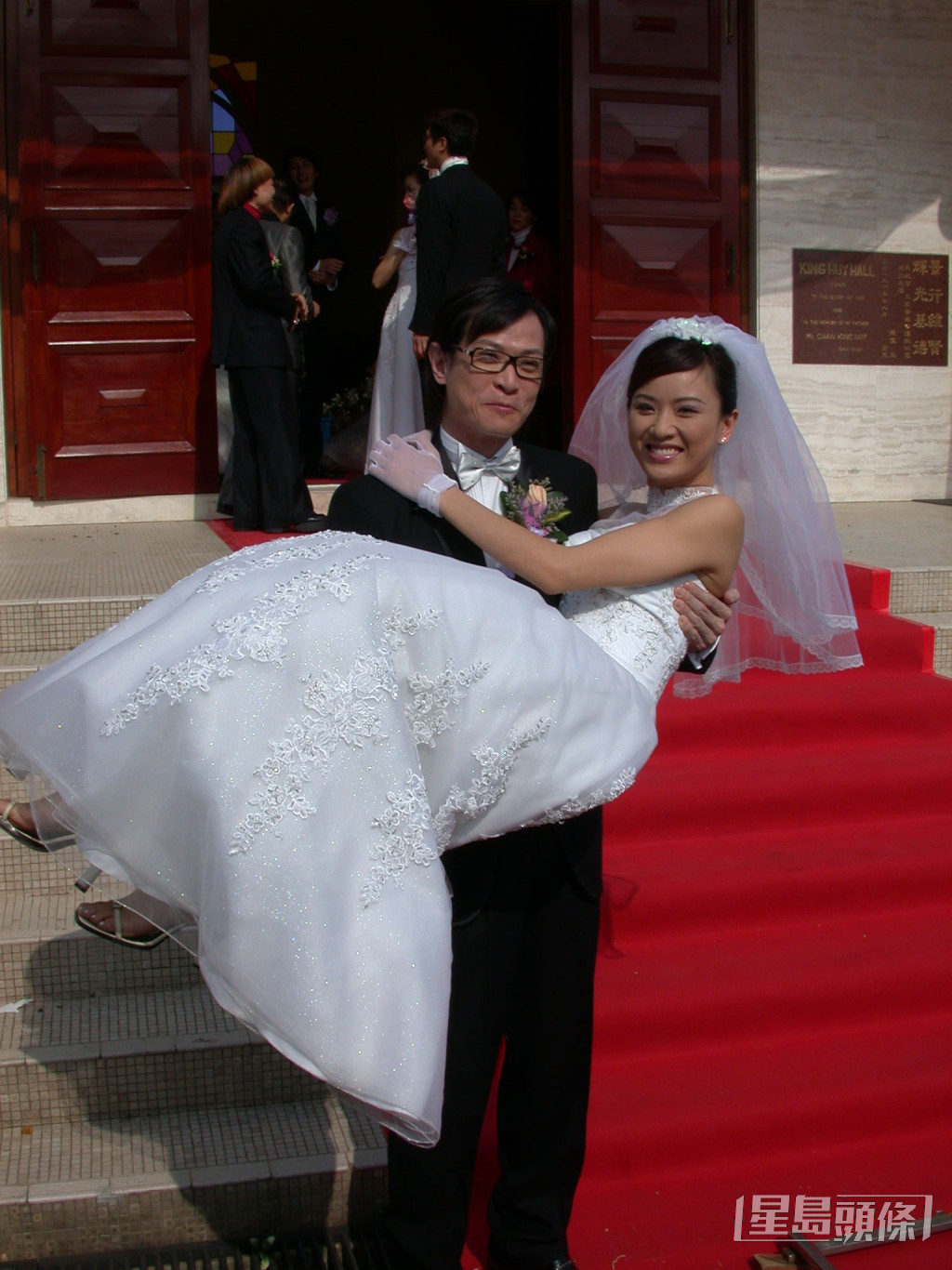 张文慈与吴廷烨为剧集拍摄结婚场口。