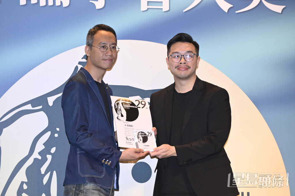 何爵天在香港電影評論學會會長鄭政恆手上，領取《正義迴廊》推薦電影獎。