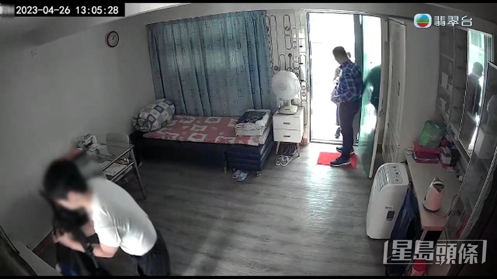 當時唐先生不斷問對方：「咩事？」不過該男子並無回應，而是放下背囊直接走入廁所。
