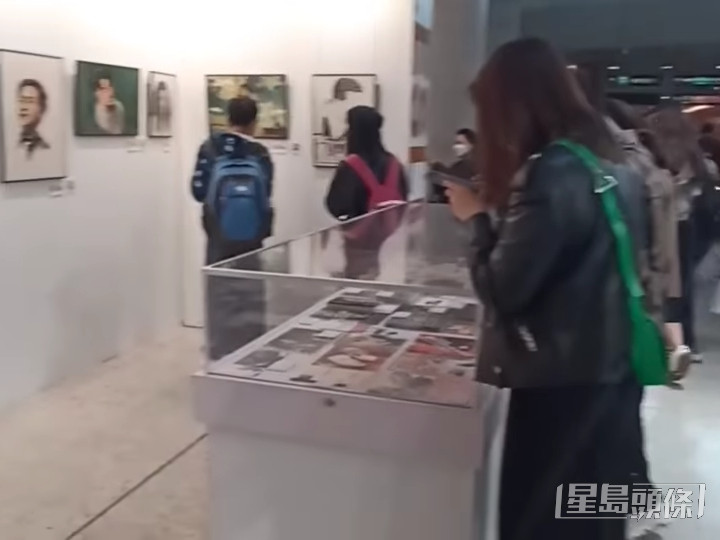 薛影仪跟经理人去睇张国荣纪念展。