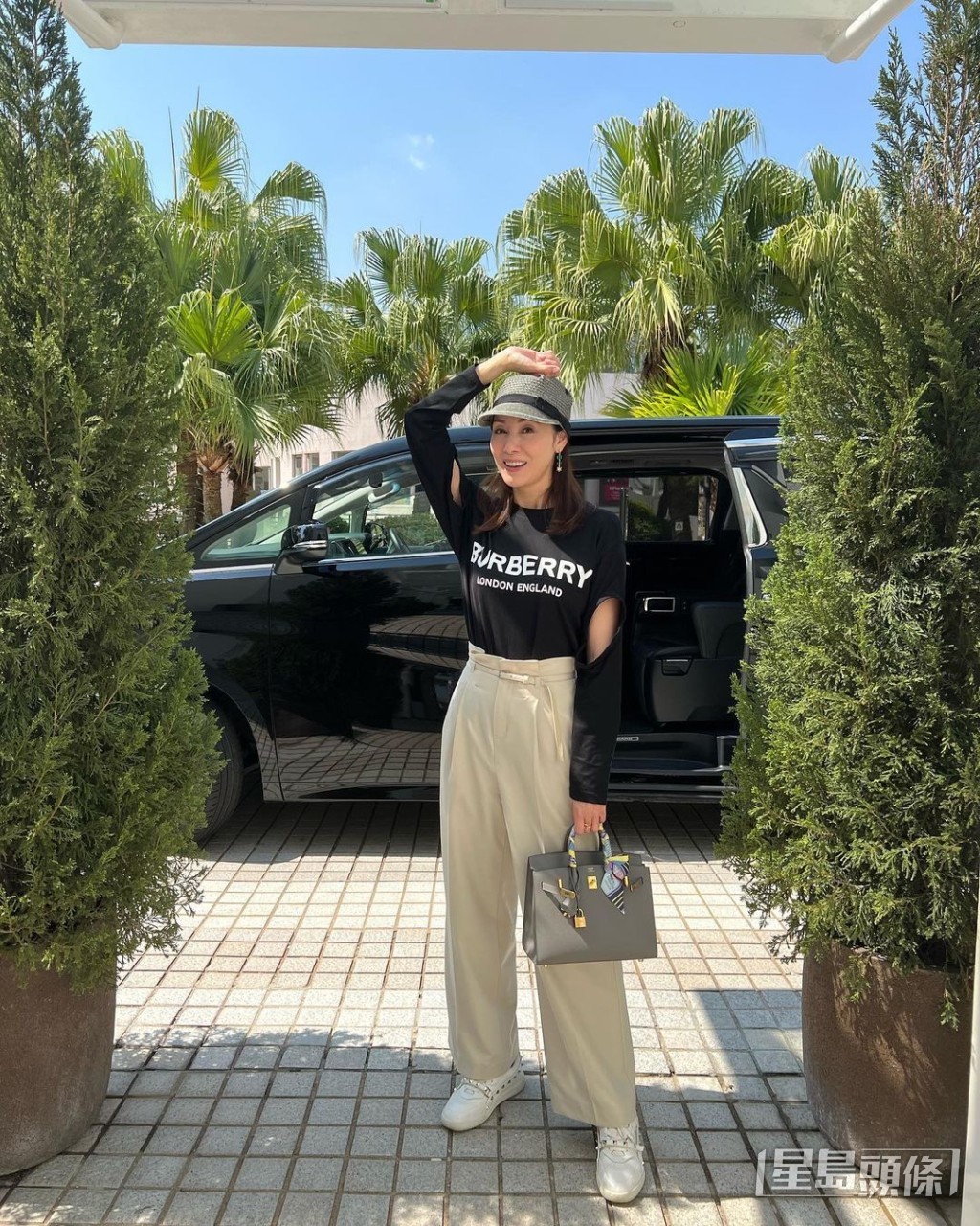 少不免晒名牌Hermès包包。