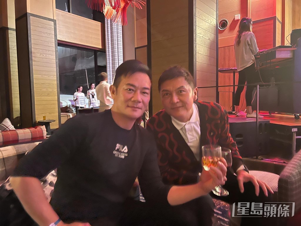 张兆辉(左)称相隔三年,终于再跟好友关礼杰到雪山共度生日。