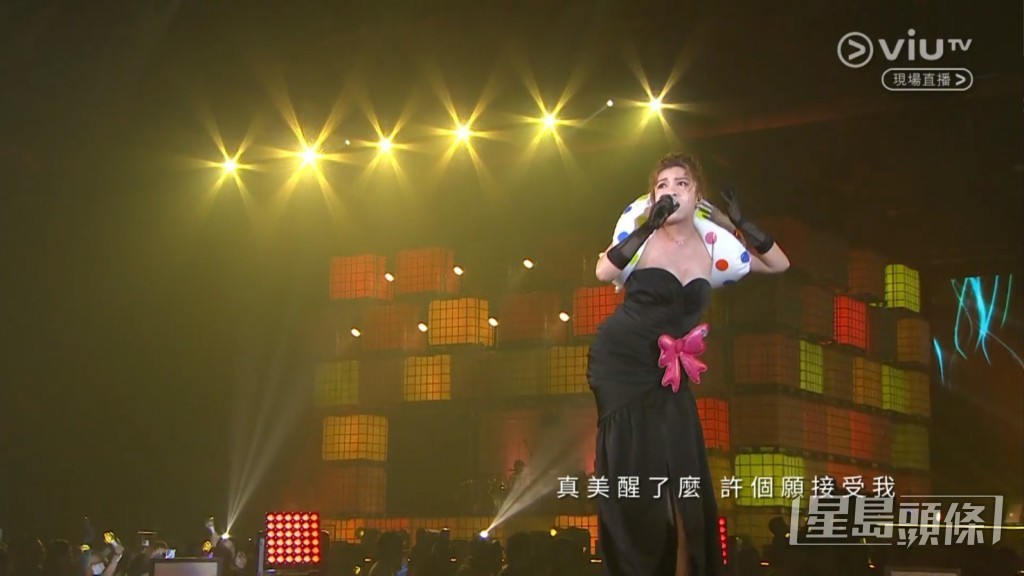 一向搞怪的Serrini(梁嘉茵)就孭吹气水泡上身在台上表演,非常特别。