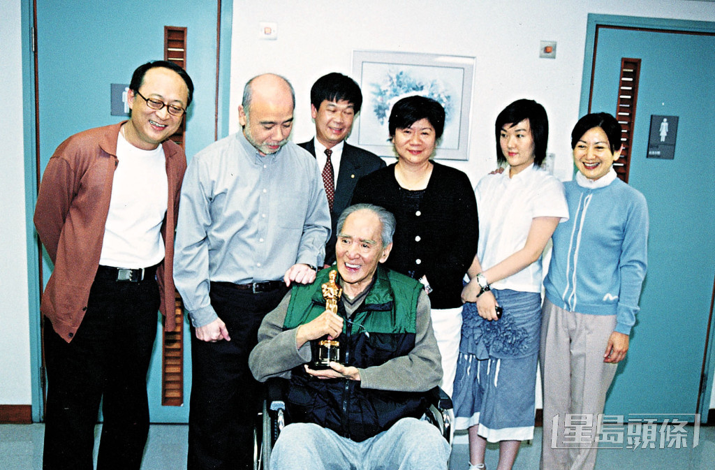 鲍德熹2001年带着奥斯卡奖座，与家姐鲍起静一同到医院探望父亲鲍方。